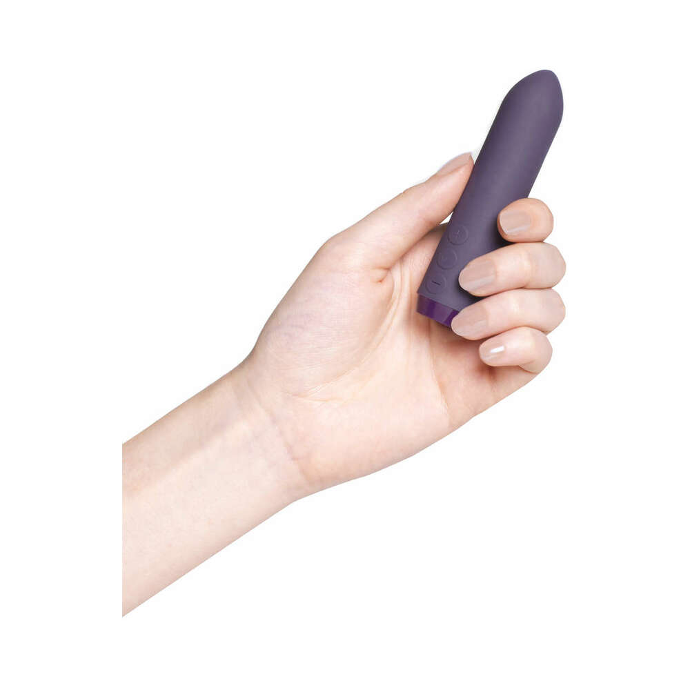 Je Joue Classic Bullet Purple held in hand showcasing its sleek design.