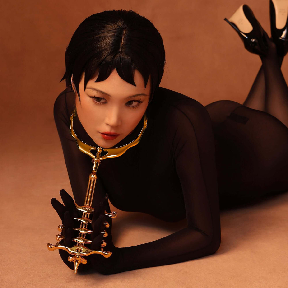 Model showcasing UPKO Migratory Bird collar and clamps set in a stylish, modern pose against a neutral background.