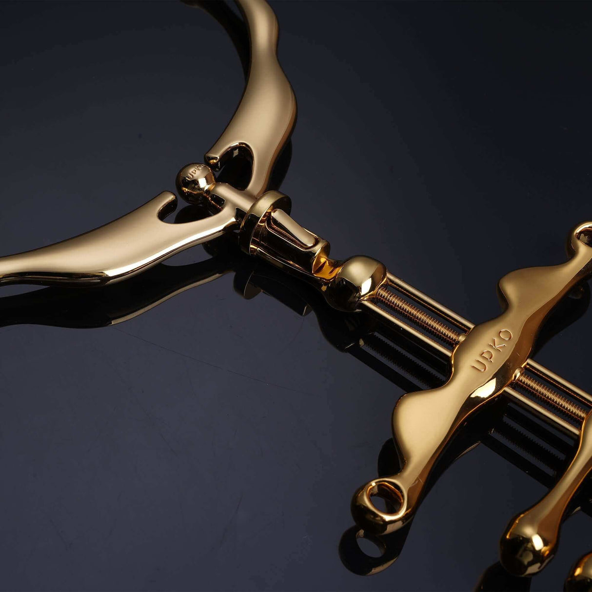 UPKO gold-plated migratory bird metal collar and fingers clamps set showcasing elegant design and modern craftsmanship.