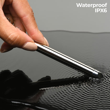 Charmed 7X Vibrating Necklace Silver being demonstrated in water, highlighting its waterproof IPX6 feature.